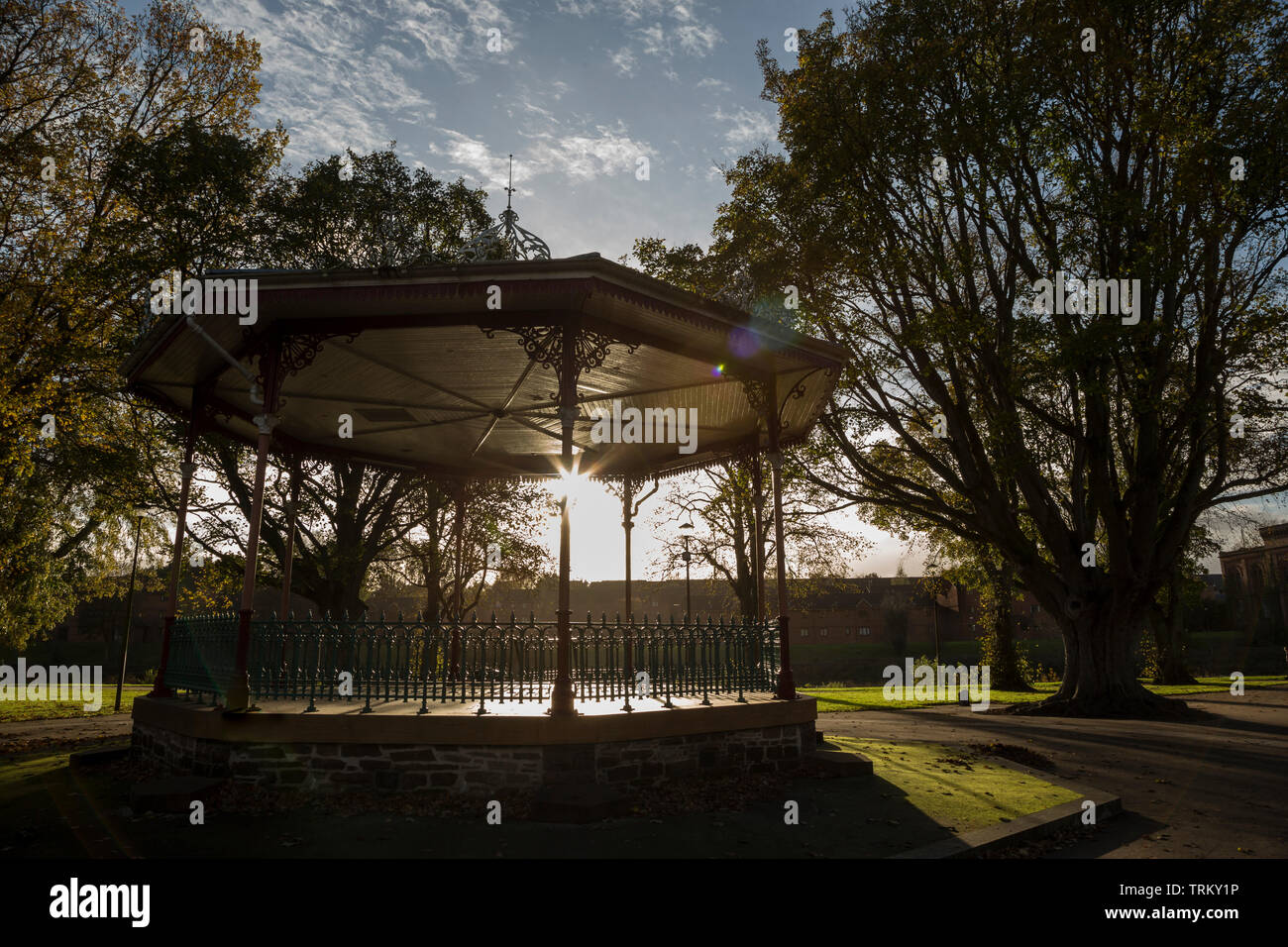 Sunburst durch banstand im Dock Park, Dumfries, Schottland Stockfoto