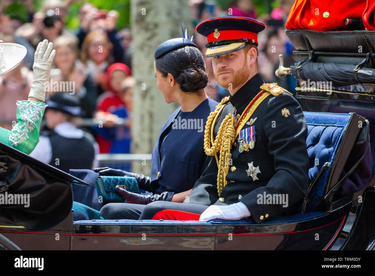 Bild vom 8. Juni zeigt Meghan, Herzogin von Sussex, und Prinz Harry an der die Farbe heute in London Trooping. Offiziellen Geburtstag der Königin wurde mit der jährlichen Parade die Farbe gekennzeichnet. Sie wurde von den Mitgliedern ihrer Familie und Tausende von Zuschauern in die Anzeige in der Horse Guards Parade in Whitehall zu beobachten. Der Prinz von Wales und die Herzogin von Cornwall, der Herzog und die Herzogin von Cambridge und der Herzog und die Herzogin von Sussex alle besucht. Die Königin feierte ihren 93. Geburtstag im April. Die königliche Oberst - der Prinz von Wales, Oberst der Welsh Guards, die Prinzessin Roya Stockfoto
