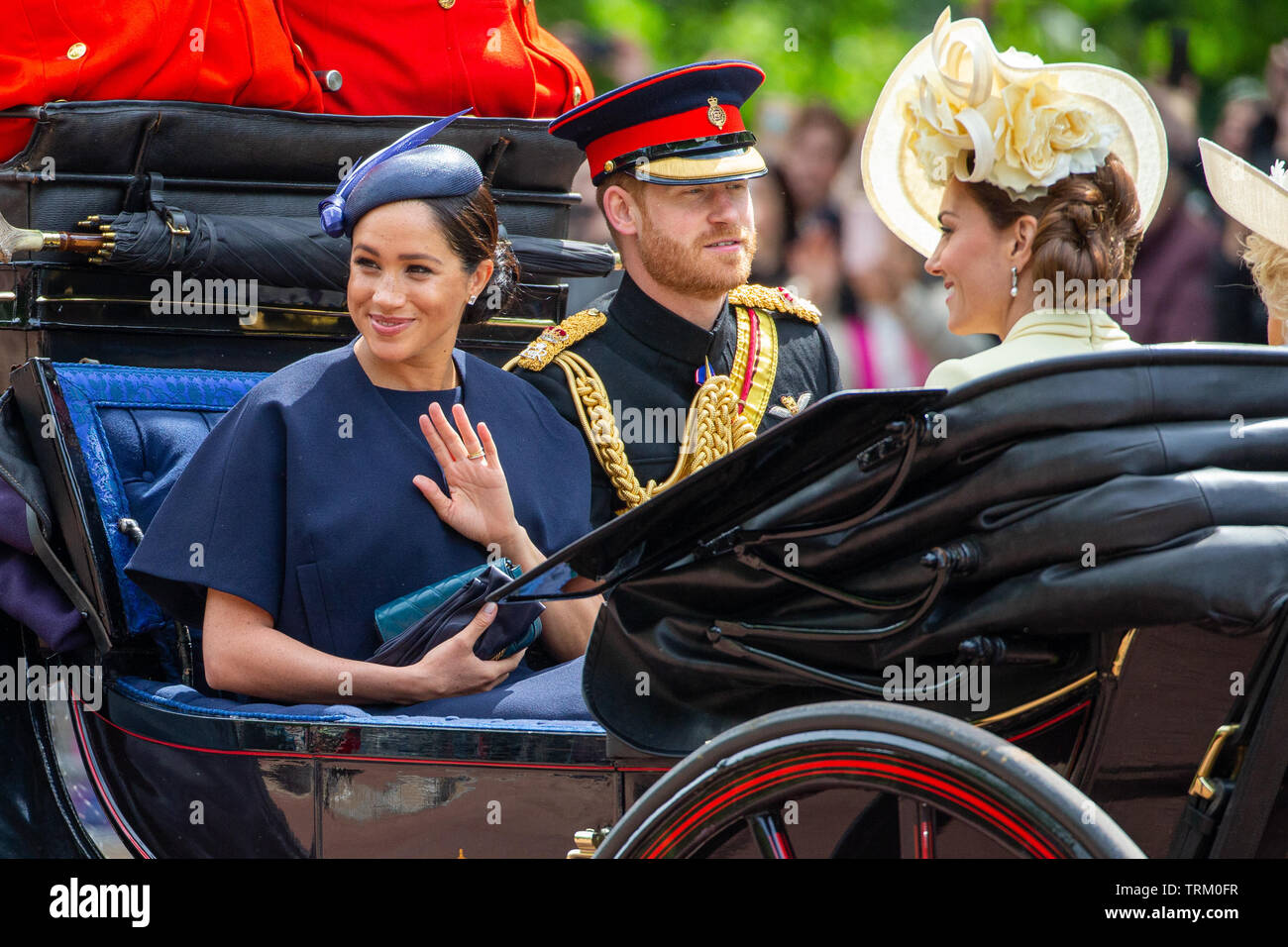 Bild vom 8. Juni zeigt Meghan, Herzogin von Sussex, Prinz Harry und Catherine Herzogin von Cambridge an der die Farbe heute in London Trooping. Offiziellen Geburtstag der Königin wurde mit der jährlichen Parade die Farbe gekennzeichnet. Sie wurde von den Mitgliedern ihrer Familie und Tausende von Zuschauern in die Anzeige in der Horse Guards Parade in Whitehall zu beobachten. Der Prinz von Wales und die Herzogin von Cornwall, der Herzog und die Herzogin von Cambridge und der Herzog und die Herzogin von Sussex alle besucht. Die Königin feierte ihren 93. Geburtstag im April. Die königliche Oberst - der Prinz von Wales, Oberst des W Stockfoto