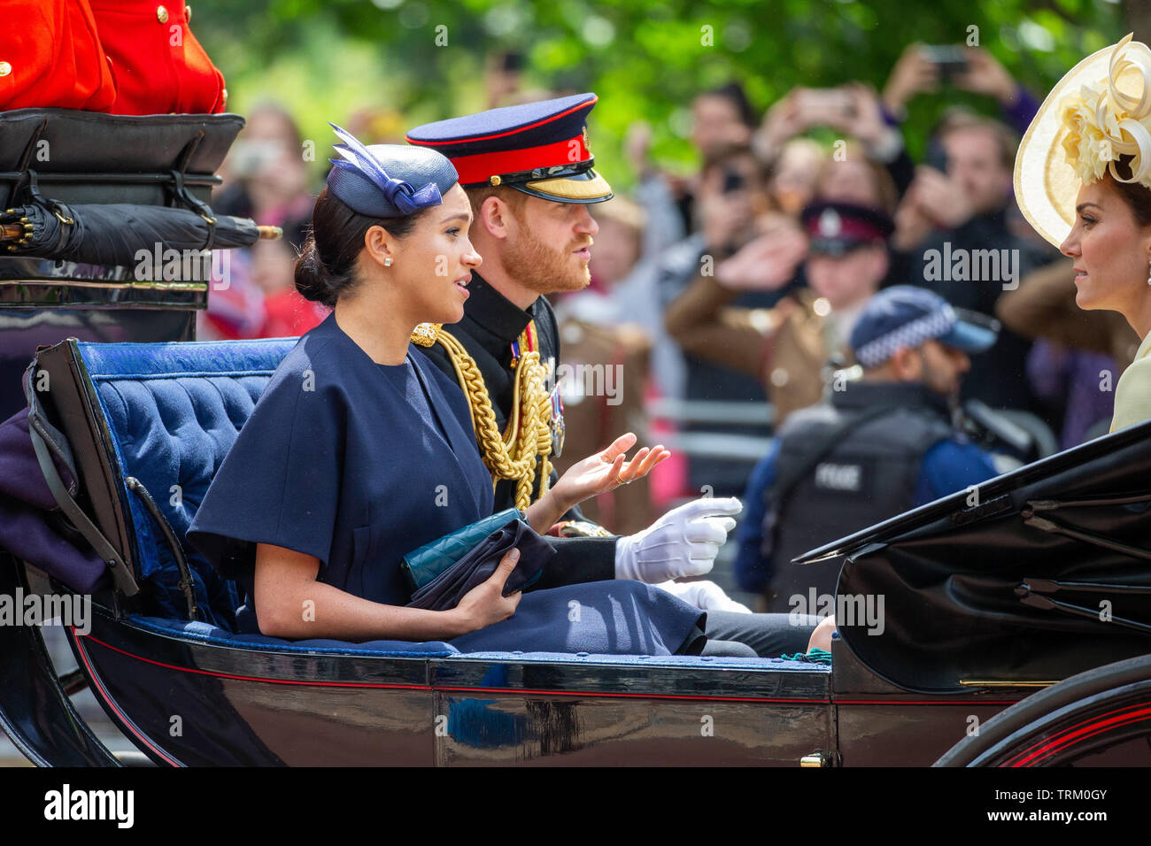 Bild vom 8. Juni zeigt Meghan, Herzogin von Sussex, Prinz Harry und Catherine Herzogin von Cambridge an der die Farbe heute in London Trooping. Offiziellen Geburtstag der Königin wurde mit der jährlichen Parade die Farbe gekennzeichnet. Sie wurde von den Mitgliedern ihrer Familie und Tausende von Zuschauern in die Anzeige in der Horse Guards Parade in Whitehall zu beobachten. Der Prinz von Wales und die Herzogin von Cornwall, der Herzog und die Herzogin von Cambridge und der Herzog und die Herzogin von Sussex alle besucht. Die Königin feierte ihren 93. Geburtstag im April. Die königliche Oberst - der Prinz von Wales, Oberst des W Stockfoto