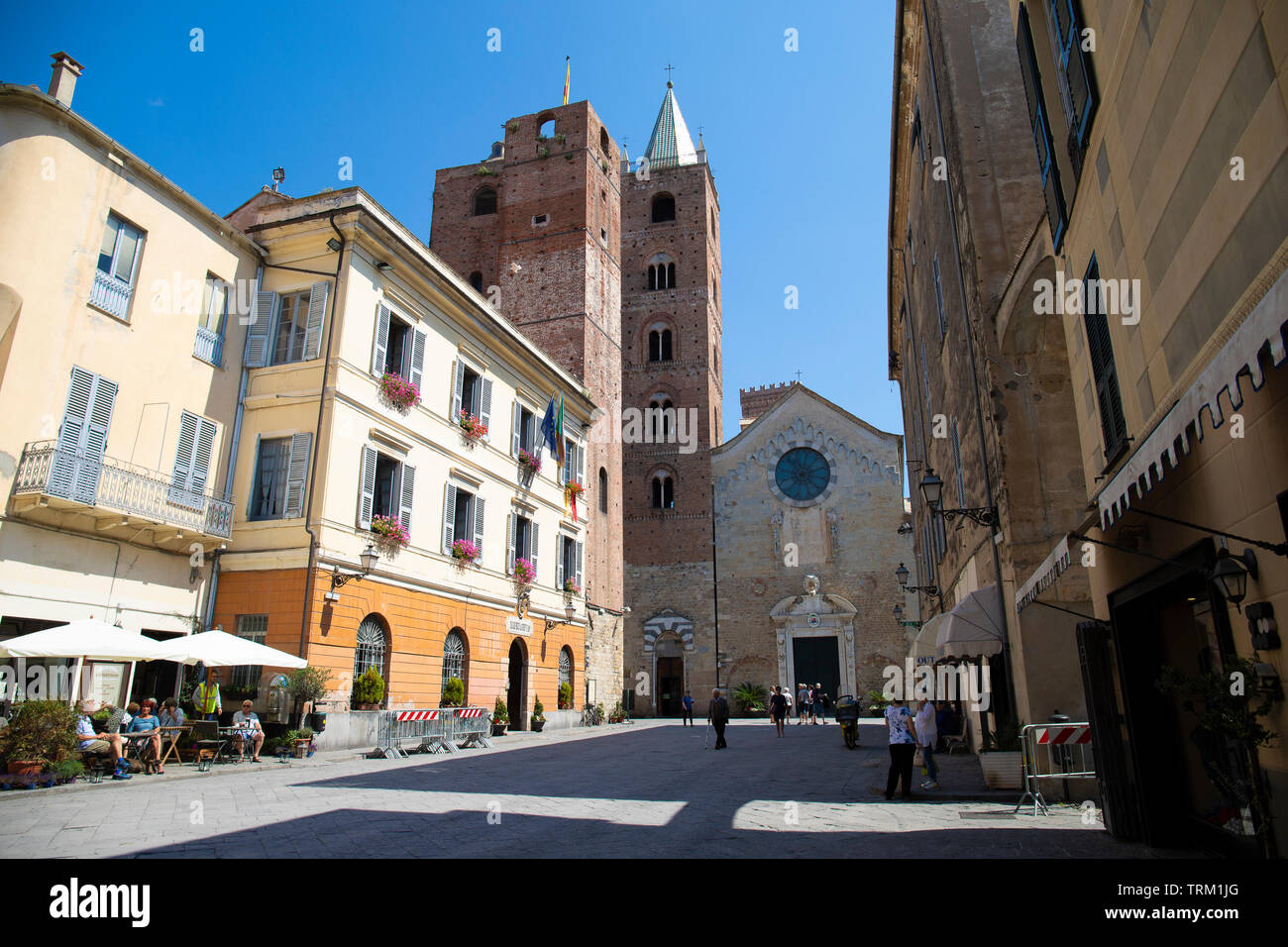 Die Kathedrale St. Michael und Quadrat in Albenga, mit dem Neuen Rathaus. Ligurien, Italien. Stockfoto