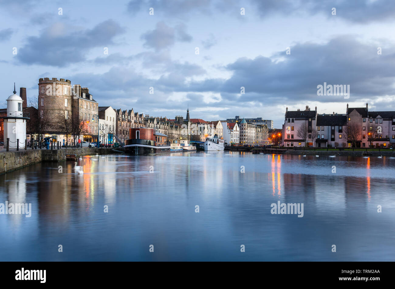Historische Architektur entlang der Küste von Leith, Edinburgh, bei Dämmerung Stockfoto