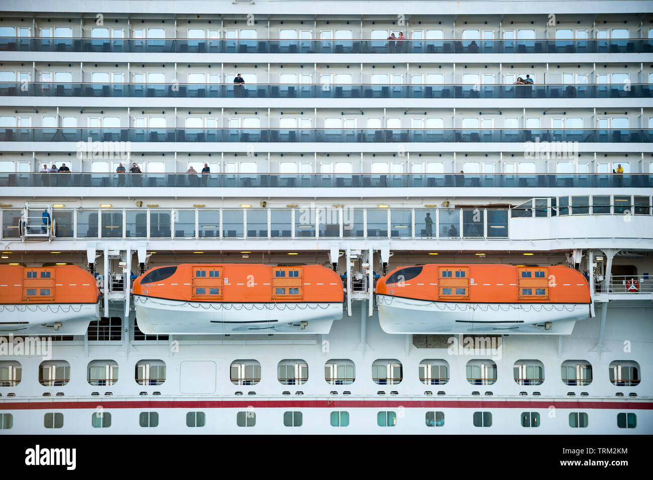 MIAMI - AUGUST, 2018: Der hoch aufragenden Carnival Magic cruise ship wirft einen Schatten über die Ufer, das es fährt Hafen Miami, der Belebtesten der Kreuzfahrtschiffe. Stockfoto