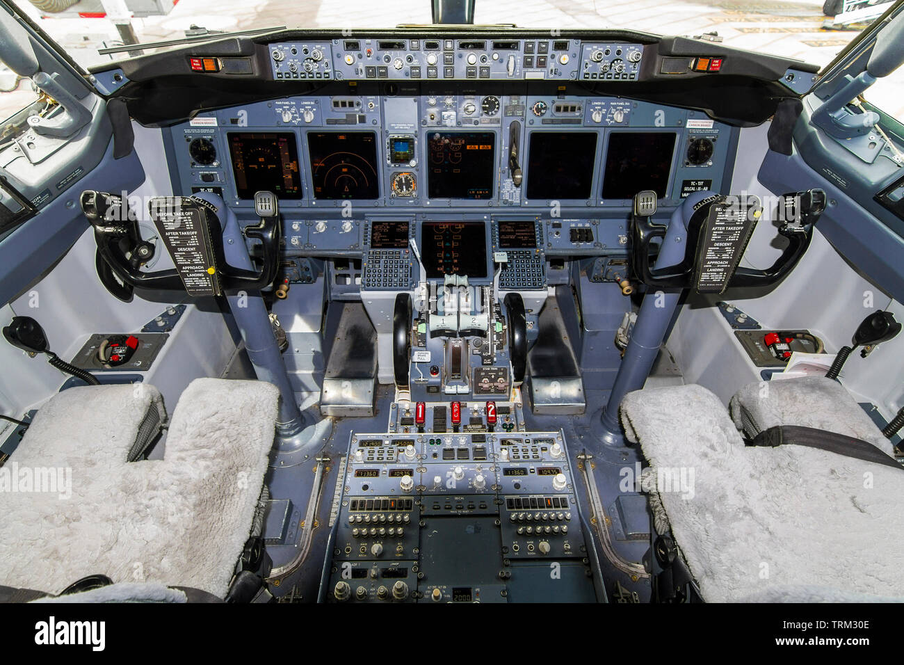 Ein Blick auf das Cockpit eines großen kommerziellen Flugzeugs ein ...