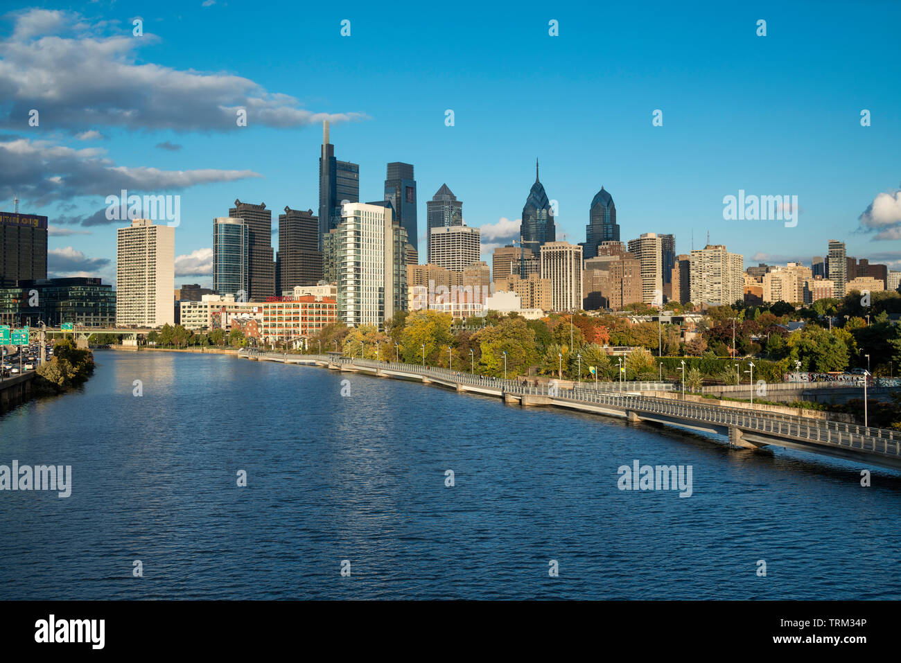 Strecke zu Fuß SCHUYLKILL RIVER DOWNTOWN SKYLINE PHILADELPHIA PENNSYLVANIA USA Stockfoto