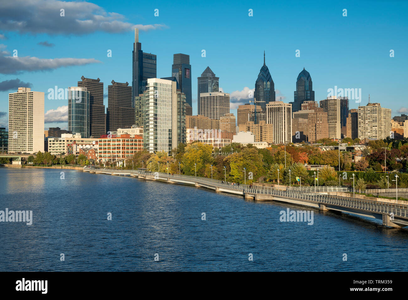 Strecke zu Fuß SCHUYLKILL RIVER DOWNTOWN SKYLINE PHILADELPHIA PENNSYLVANIA USA Stockfoto