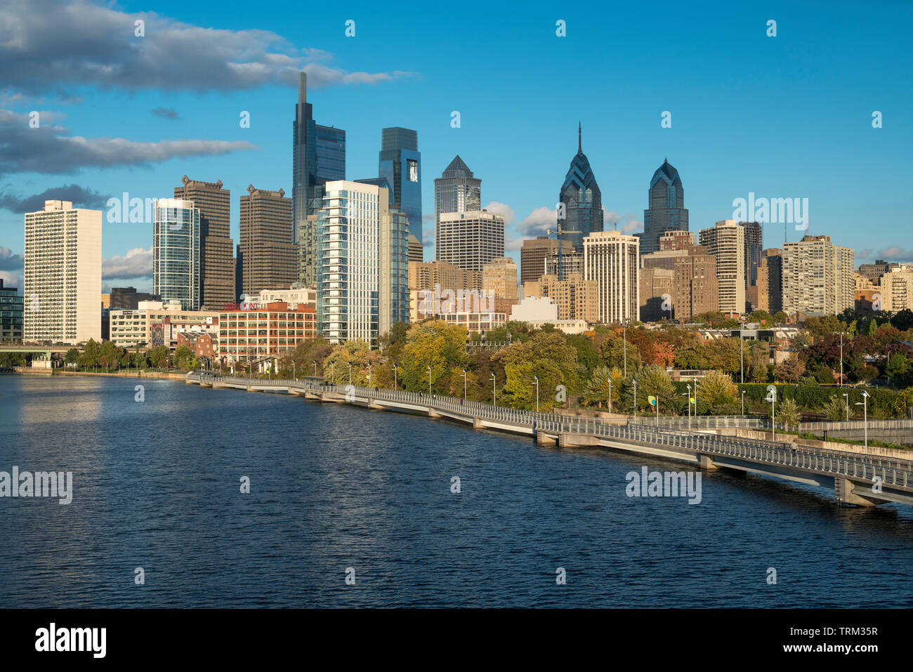 Strecke zu Fuß SCHUYLKILL RIVER DOWNTOWN SKYLINE PHILADELPHIA PENNSYLVANIA USA Stockfoto