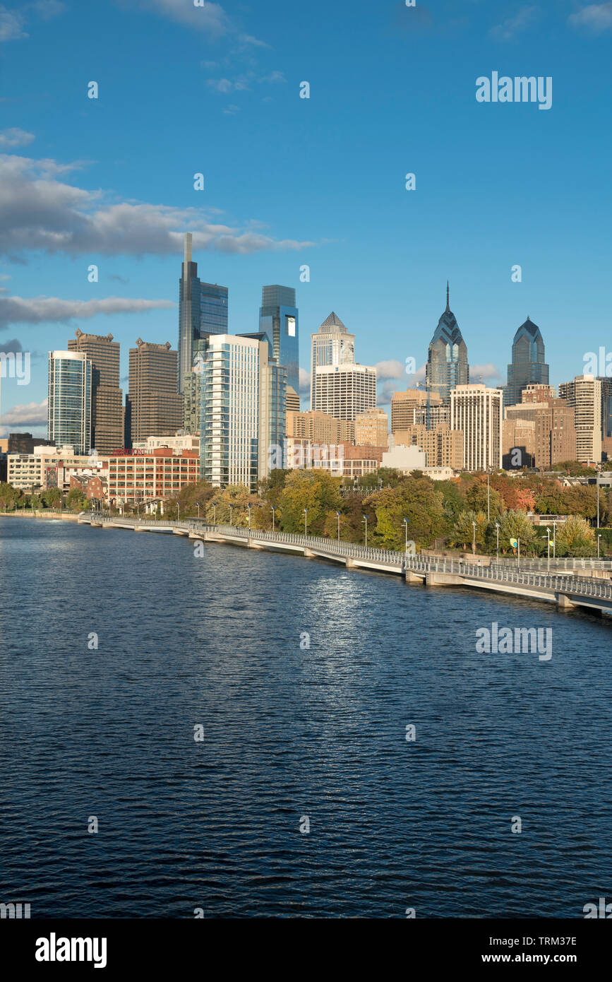 Strecke zu Fuß SCHUYLKILL RIVER DOWNTOWN SKYLINE PHILADELPHIA PENNSYLVANIA USA Stockfoto