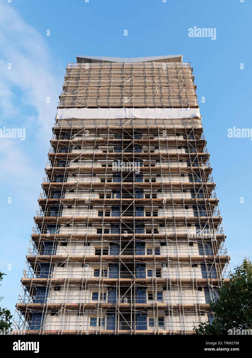 Umfangreiche Gerüst auf einem Tower Apartments Gebäude Stockfoto