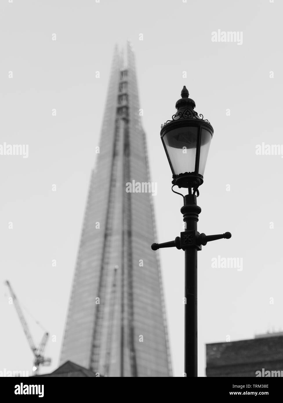 Der Shard und alte viktorianische Straße Licht, das Alte und das Neue in Schwarz und Weiß Gegenüberstellung. Stockfoto