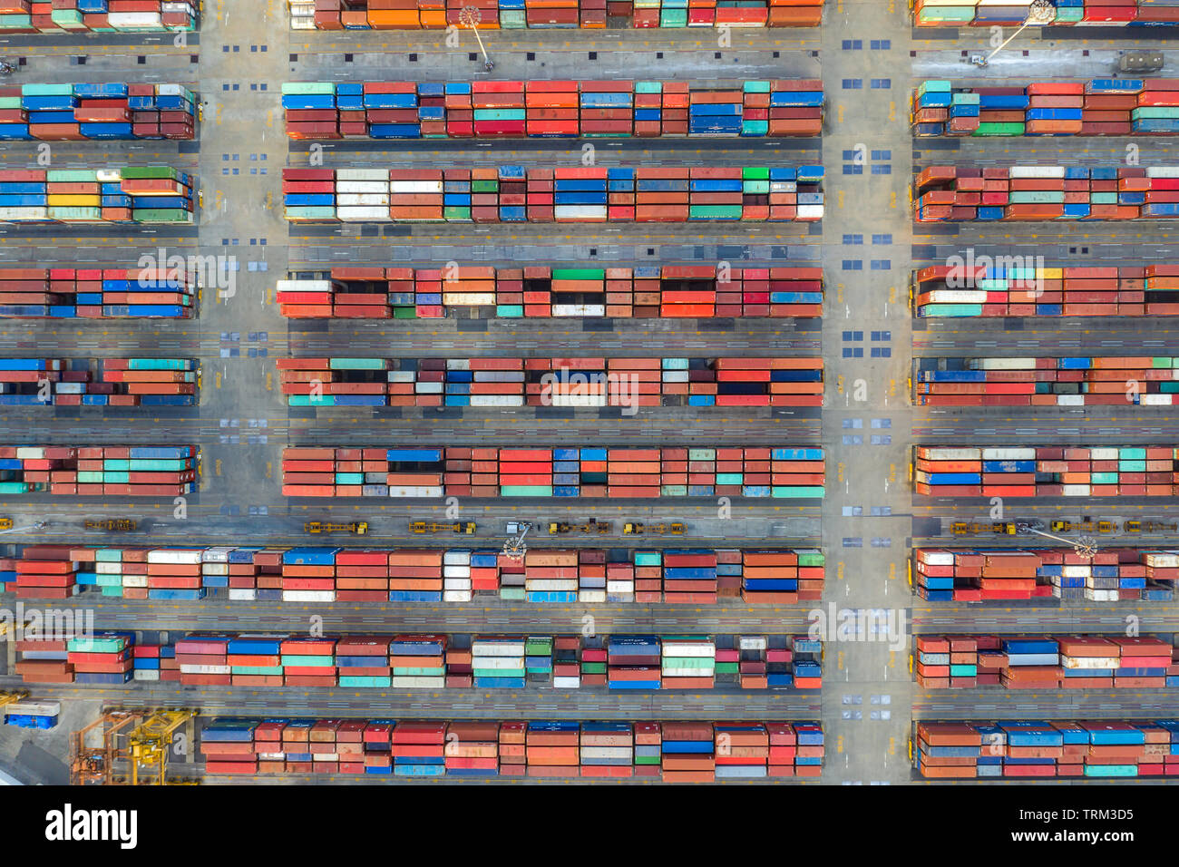 Antenne Top view Container Cargo Schiff arbeiten. Business import export Logistik und Transport von Internationalen per Schiff auf dem offenen Meer. Stockfoto