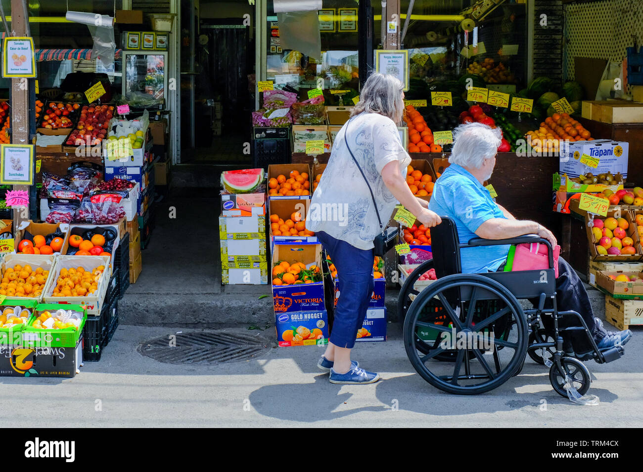 Eine Person mit eingeschränkter Mobilität einkaufen bei Jean Talon Markt Montreal Stockfoto