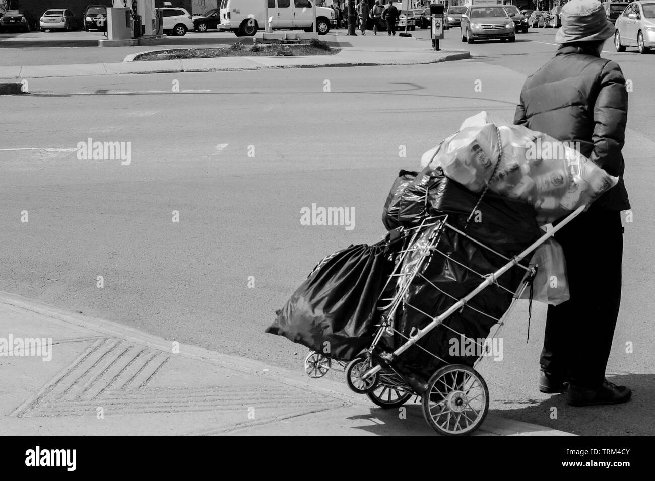 Alte Dame sammeln gebrauchte Flaschen etwas Bargeld, Montreal, Kanada Stockfoto