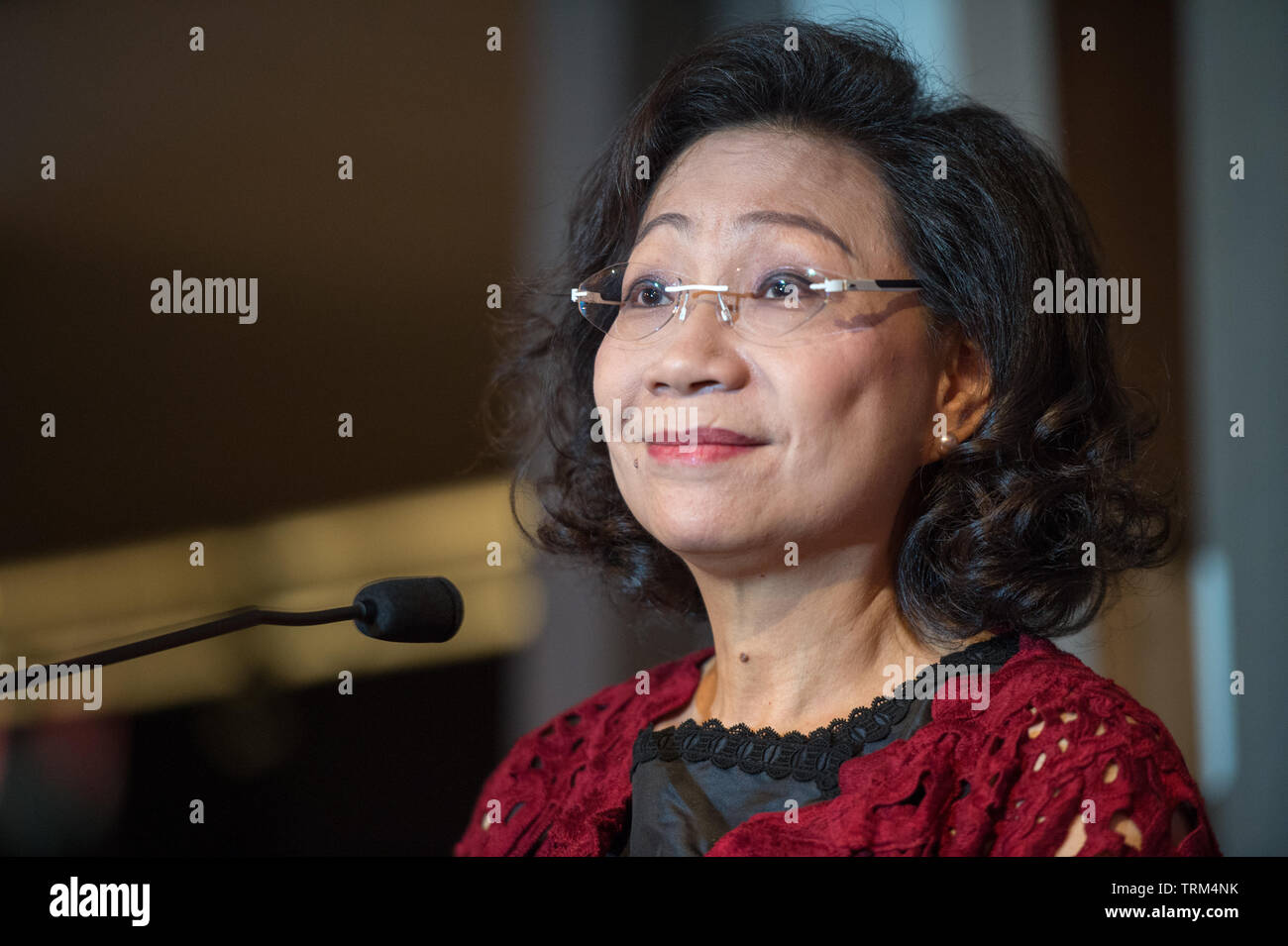 Hong Kong's First Lady Frau Regina Leung Tong Ching-Yee (Ehefrau von CY Leung der Hauptgeschäftsführer von HK) Die Women's Foundation in Hong Kong Gala Abend. Stockfoto