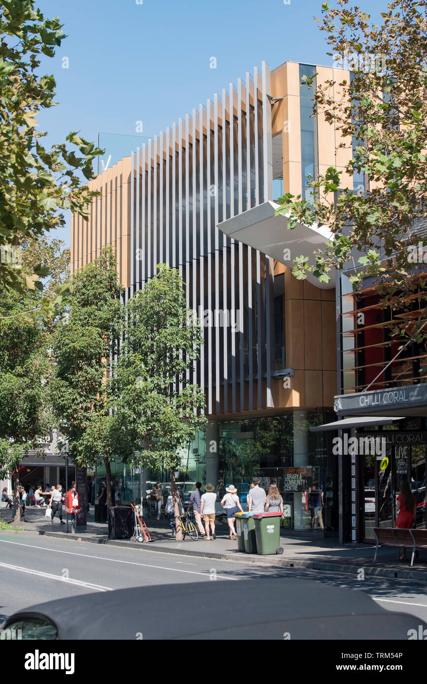 Der Surry Hills Bibliothek und das Einkaufszentrum in der Innenstadt Vorort von Surry Hills wurde im Jahr 2009 fertiggestellt und verfügt über eine zahlreiche Designpreise Stockfoto