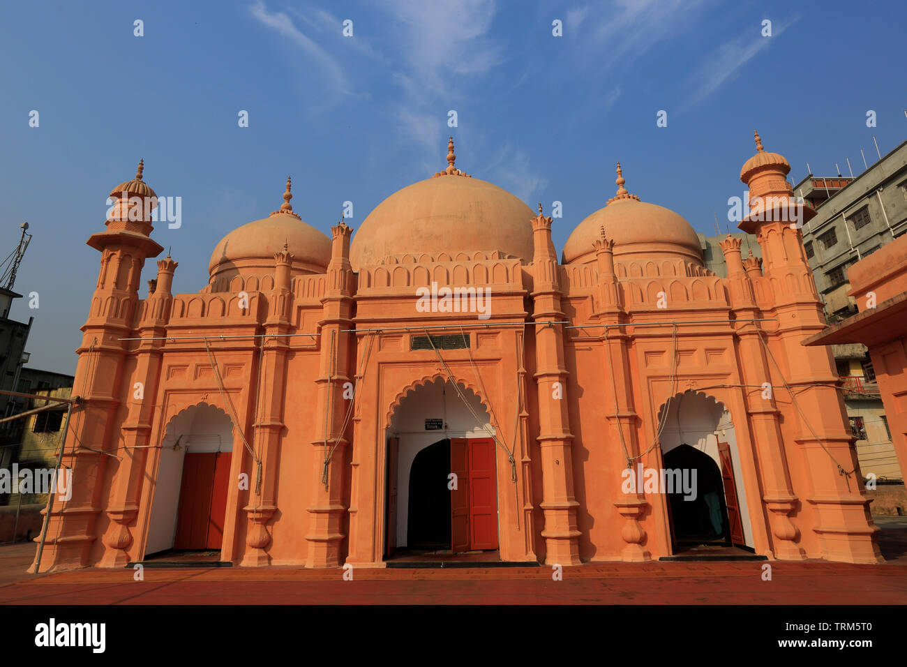 Der Khan Mohammad Mirza oder Khan Mohammad Mirdha Moschee liegt weniger als einen halben Kilometer westlich der Lalbagh Fort. Zwei persische Inschriften, ein Stockfoto