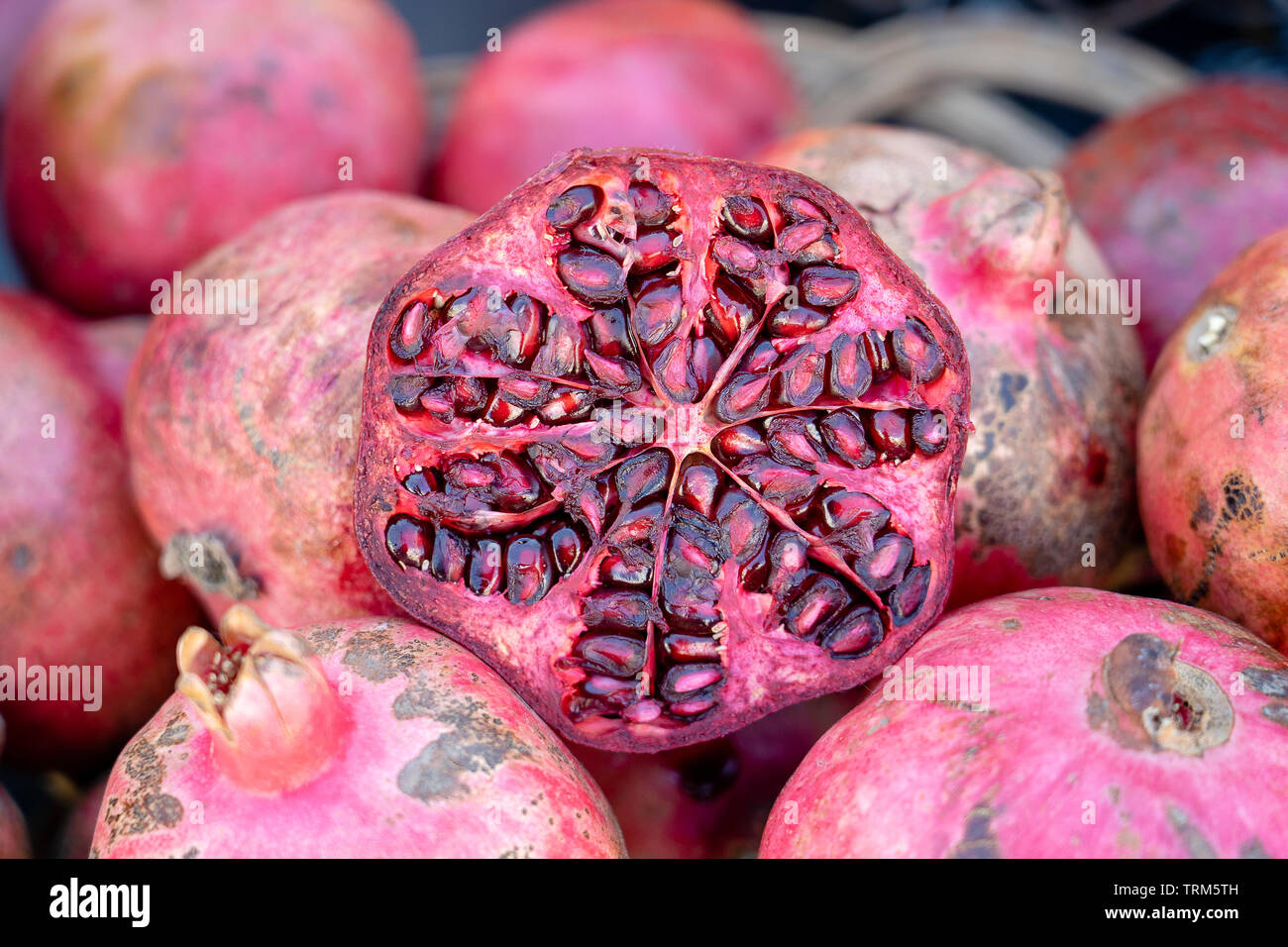 Organische, frische, rote Granat für Verkauf zu einem Bauernmarkt in Tiflis, Georgien, Nahaufnahme Stockfoto