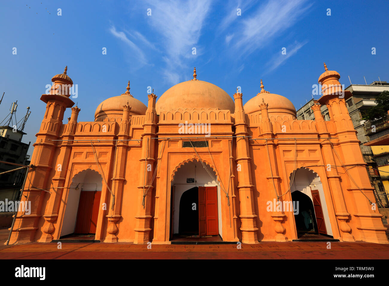 Der Khan Mohammad Mirza oder Khan Mohammad Mirdha Moschee liegt weniger als einen halben Kilometer westlich der Lalbagh Fort. Zwei persische Inschriften, ein Stockfoto