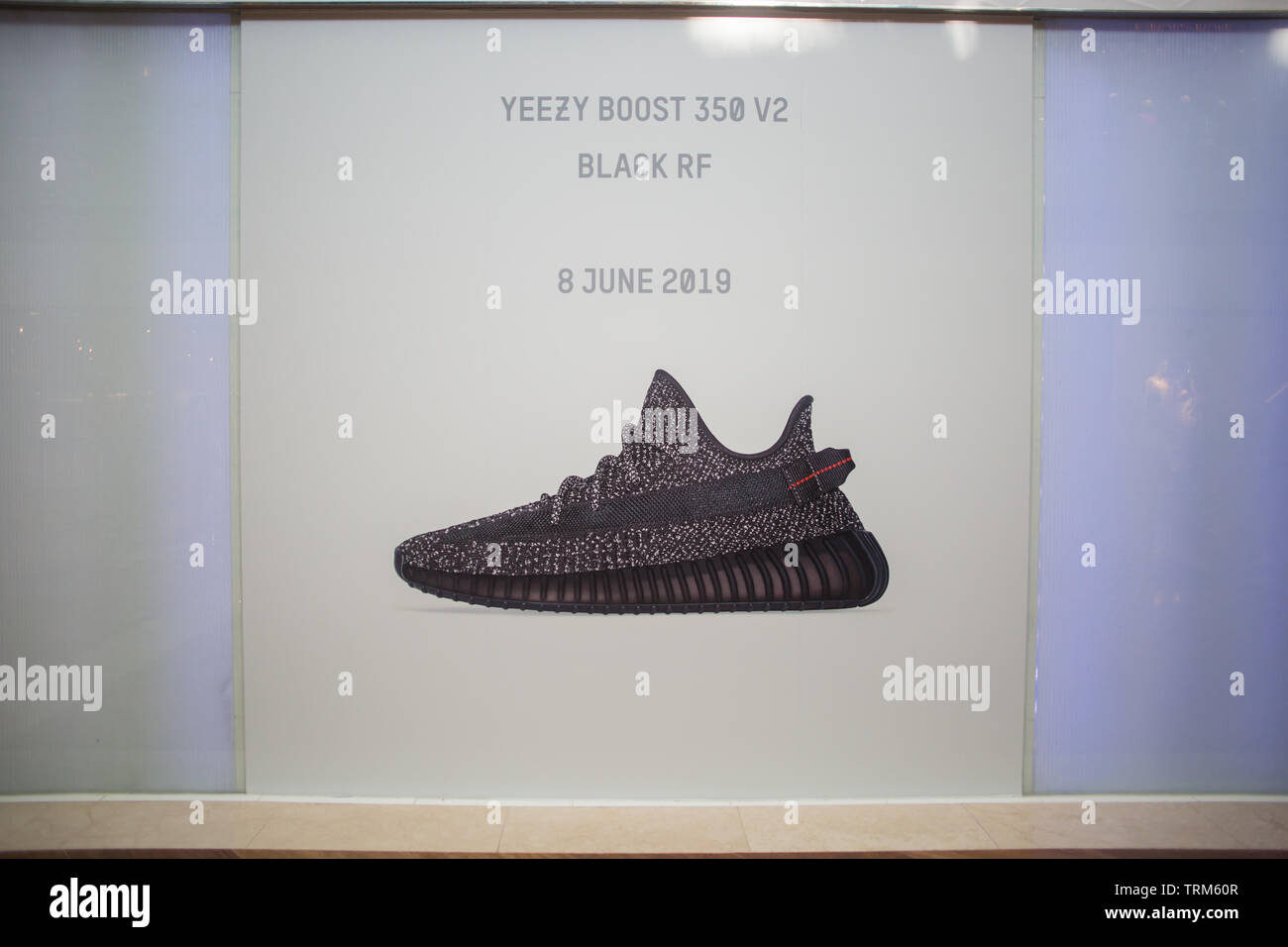 Veröffentlichung der schwarzen reflektierenden Adidas Yeezy Boost 350V2 Sneakers, limitierte Auflage von 20 Paar in Singapur erhältlich. Stockfoto
