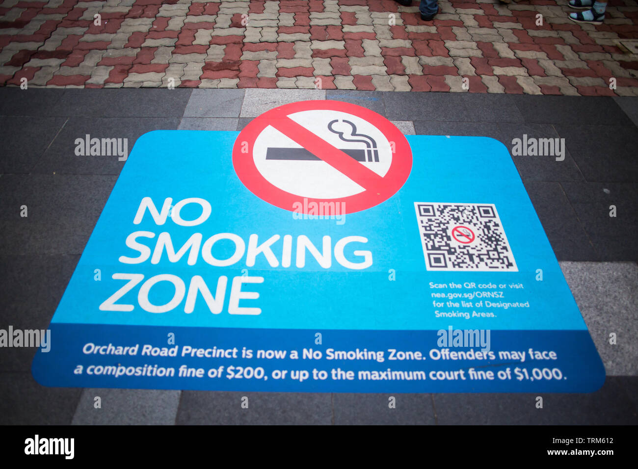 Nichtraucherbereich Aufkleber kleben auf dem Boden, der Orchard Road, Singapur Stockfoto