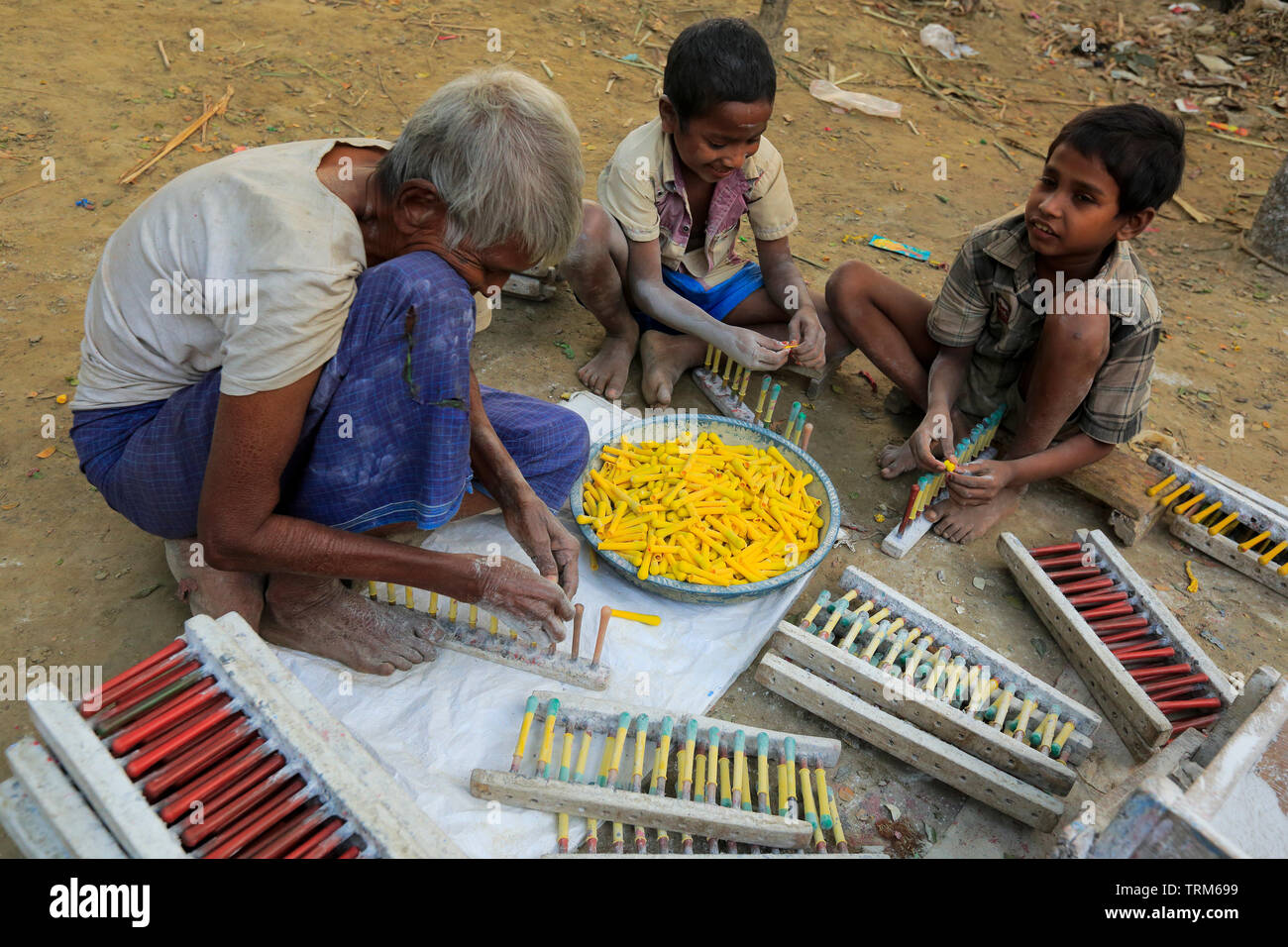 Kinder arbeiten am Ballon factory an Kamrangirchar am Stadtrand von Dhaka, Bangladesch. Stockfoto