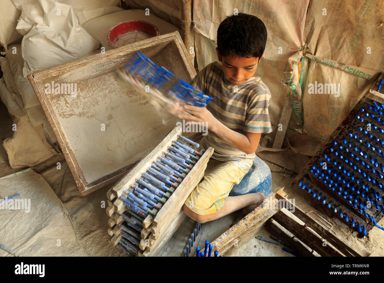 Ein Kind arbeitet am Ballon factory an Kamrangirchar am Stadtrand von Dhaka, Bangladesch. Stockfoto