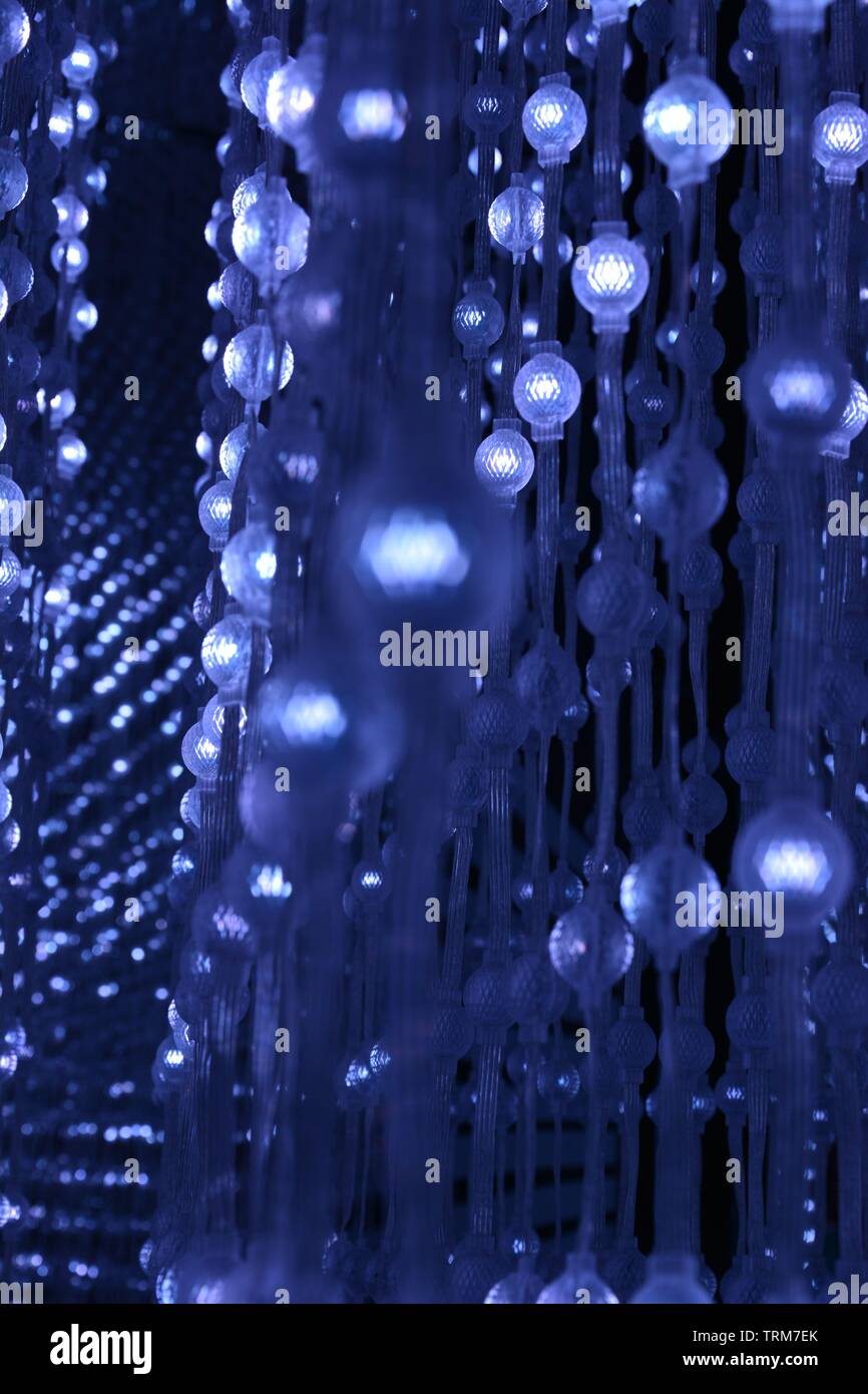 Blau Kunst und Mathe - schillernde LED-Installation von Licht und Farbe bei Xintiandi in Shanghai. Stockfoto