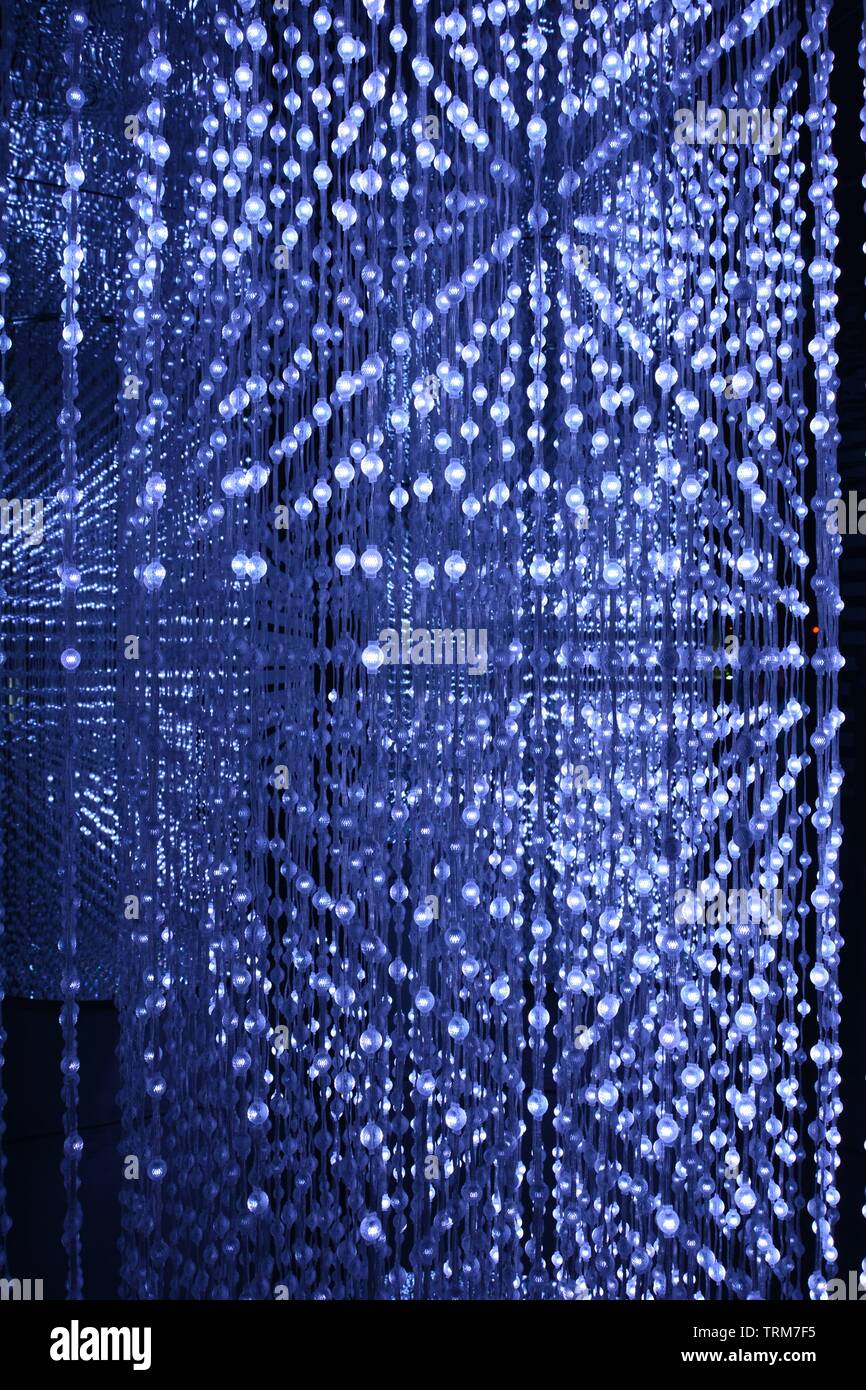 Blau Kunst und Mathe - schillernde LED-Installation von Licht und Farbe bei Xintiandi in Shanghai. Stockfoto