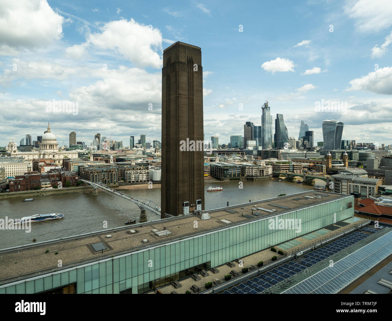 Blick vom Dach der Tate Modern über die Themse mit der St Pauls Cathedral l & The Millenium Bridge links, London, England. Stockfoto
