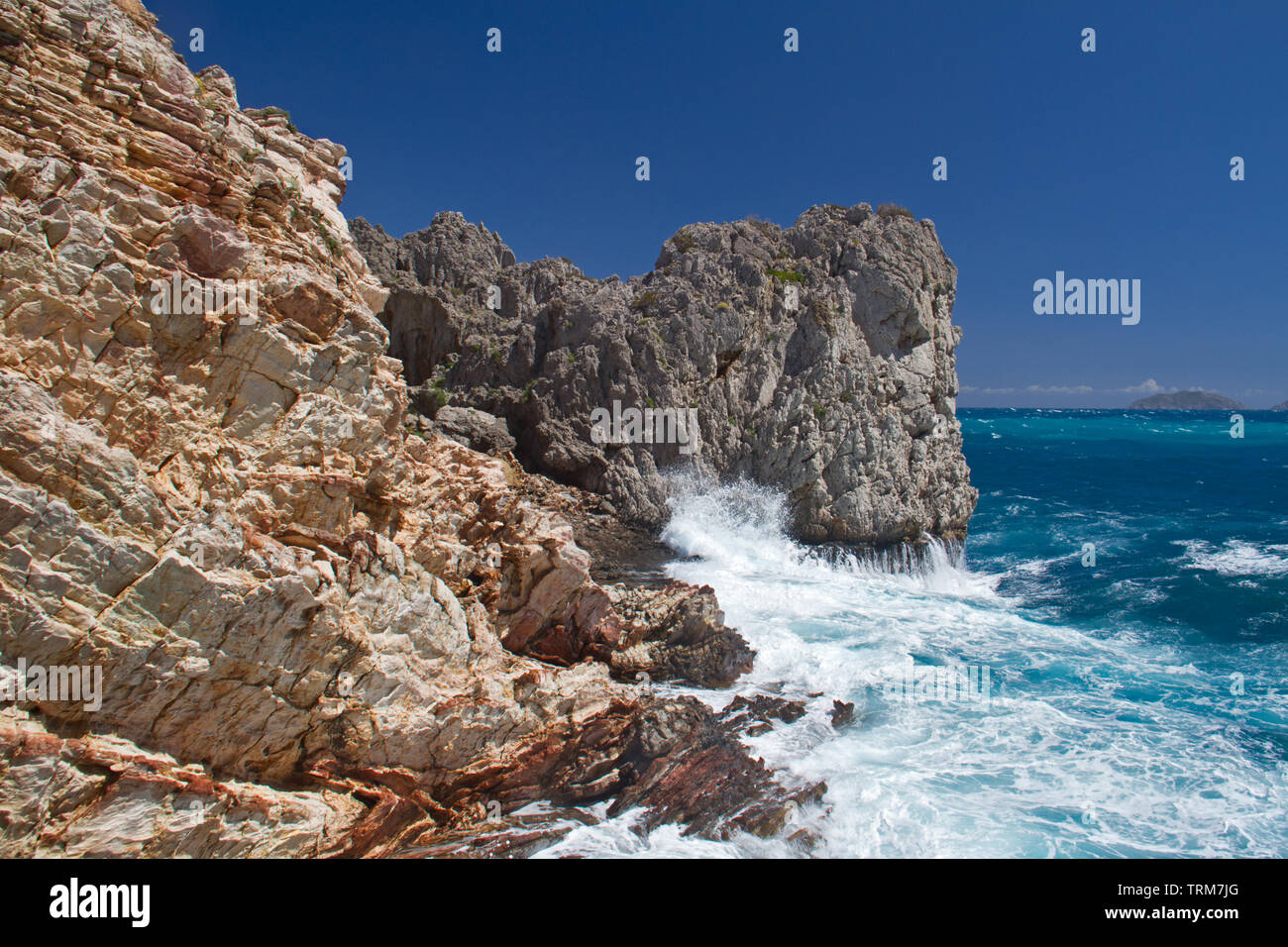 Wellen auf den Klippen an der Küste von Kreta, Griechenland brechen Stockfoto