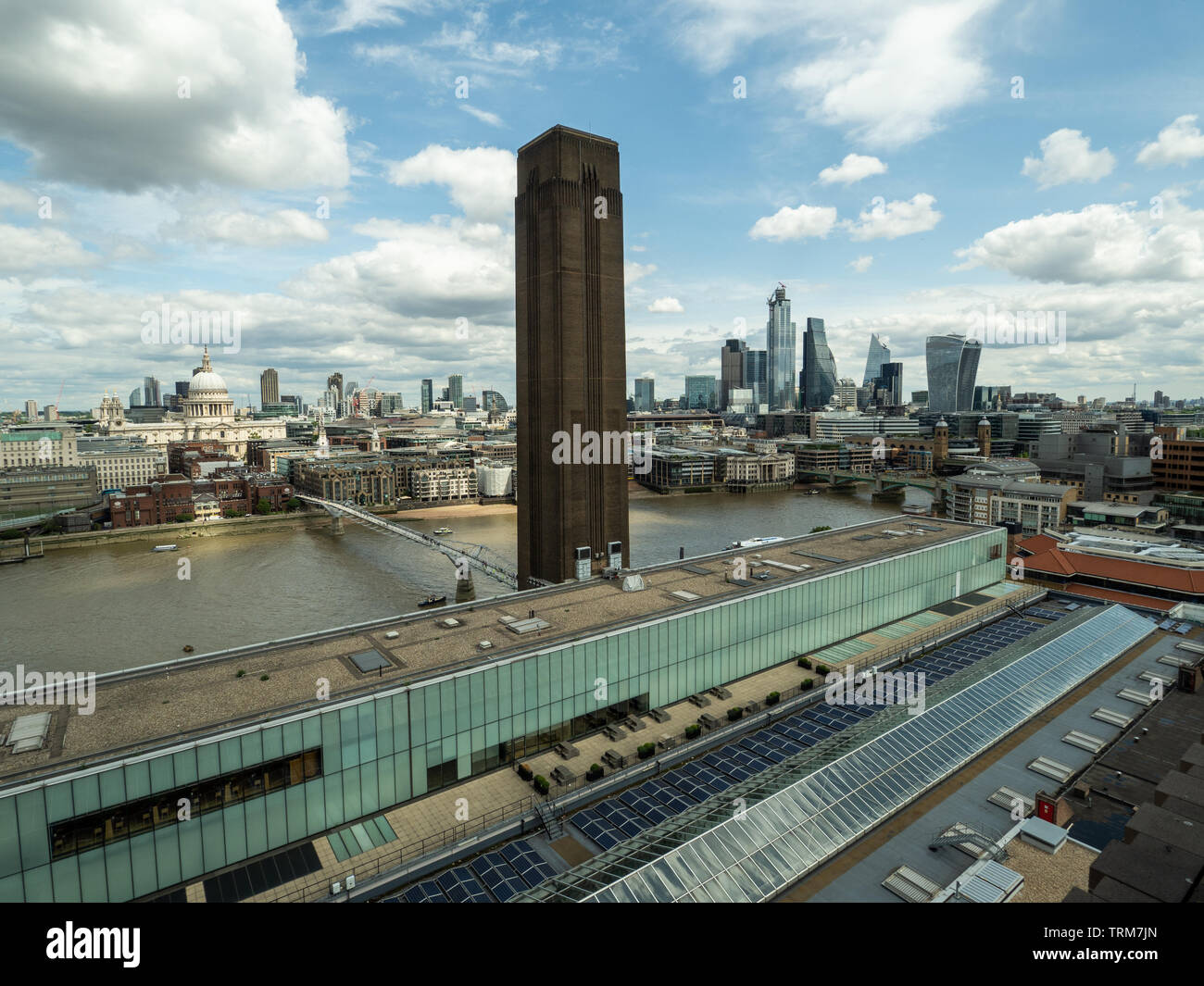 Blick vom Dach der Tate Modern über die Themse mit der St Pauls Cathedral l & The Millenium Bridge links, London, England. Stockfoto