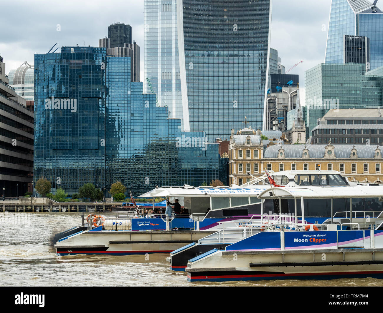 Boote auf der Themse mit dem Grund des Walkie-Talkie-Wolkenkratzers im Hintergrund, London, England Stockfoto