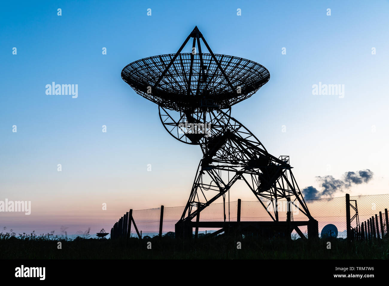 Stillgelegte Radio Sternwarte bei Sonnenuntergang in Cambridge, Großbritannien Stockfoto