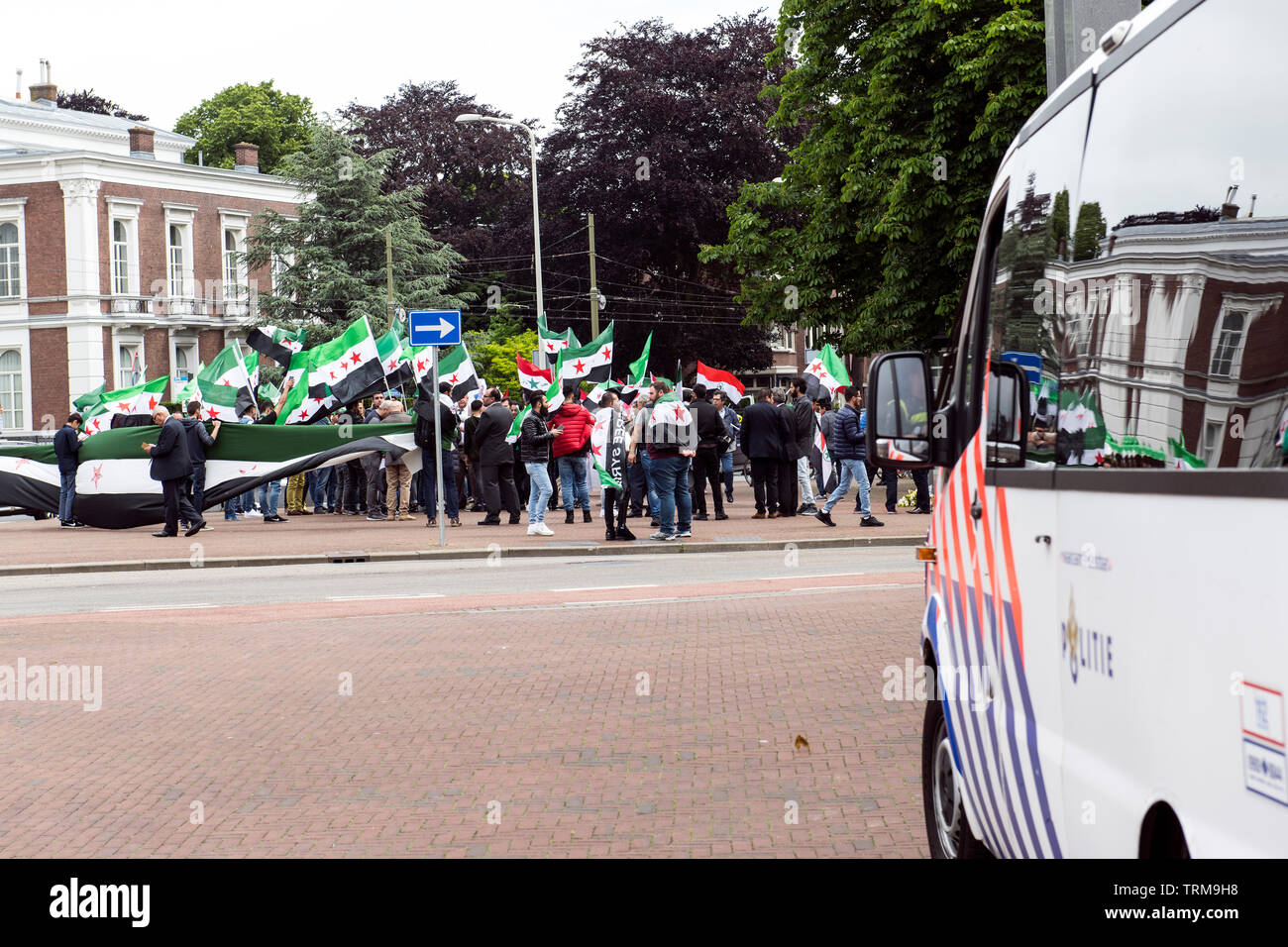 Eine Gruppe der Syrer in den Niederlanden und in Deutschland protestieren vor dem Internationalen Gerichtshof (Peace Palace) in Den Haag zu wohnen, sich gegen Gleichklang des iranischen Regimes mit dem Ahwazi Menschen. Stockfoto