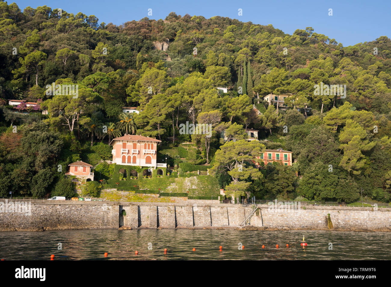 Landschaften, Häuser und Villen, die während einer Bootsfahrt an der Küste von Portofino in Genua in Italien gesehen Stockfoto