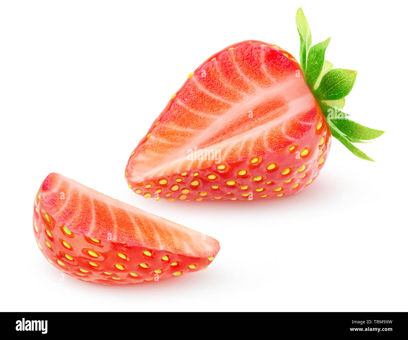 Isolierte Erdbeere. Eine Erdbeere Obst mit ausgeschnittenen Slice auf weißem Hintergrund mit Freistellungspfad isoliert Stockfoto