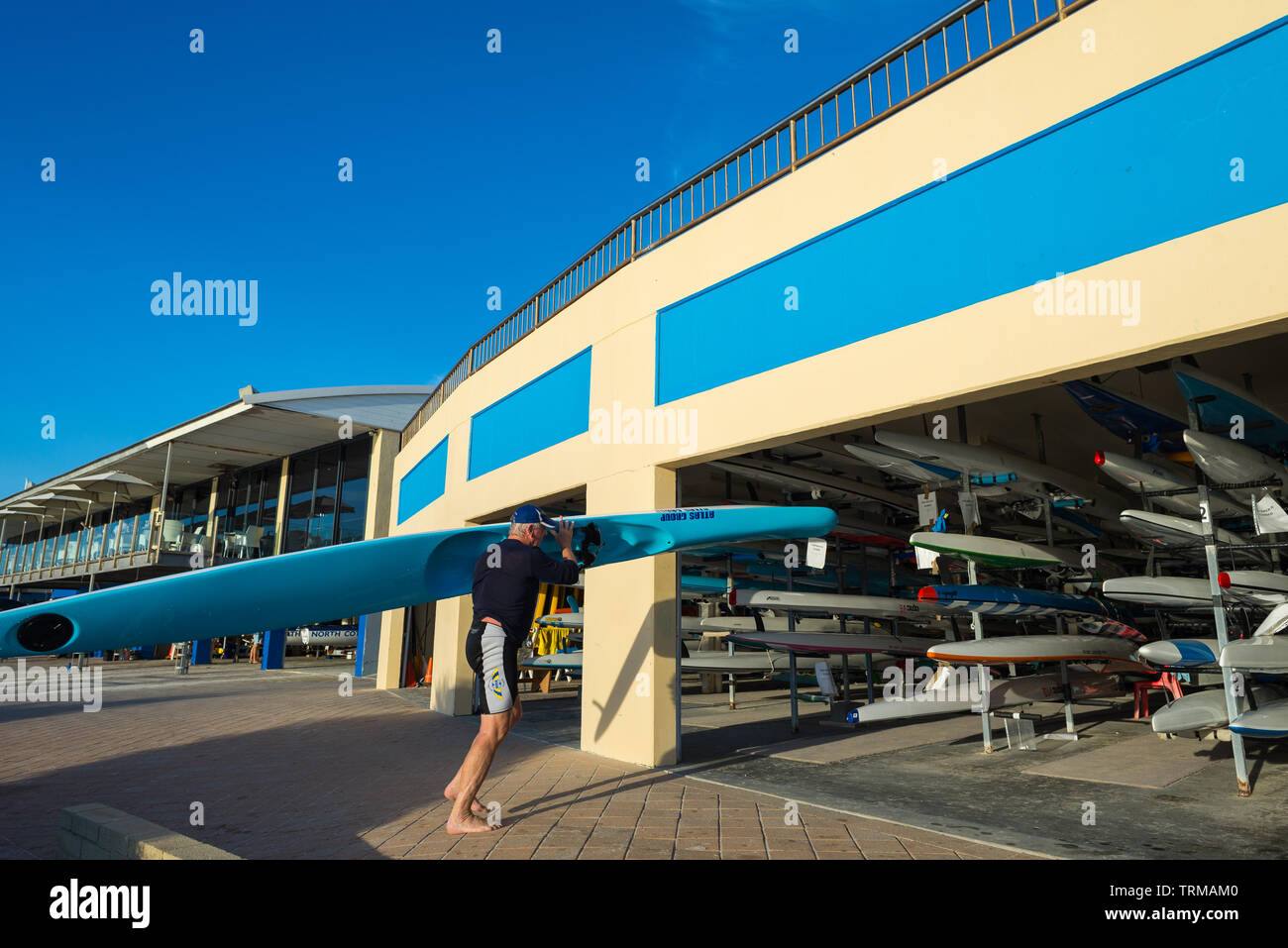 Ein Mann kehrt in den Norden Cottesloe Surf Lifesaving Club. Stockfoto