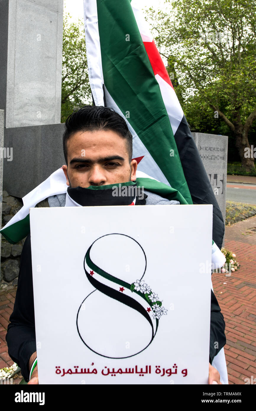 Eine Gruppe der Syrer in den Niederlanden und in Deutschland protestieren vor dem Internationalen Gerichtshof (Peace Palace) in Den Haag zu wohnen, sich gegen Gleichklang des iranischen Regimes mit dem Ahwazi Menschen. Stockfoto