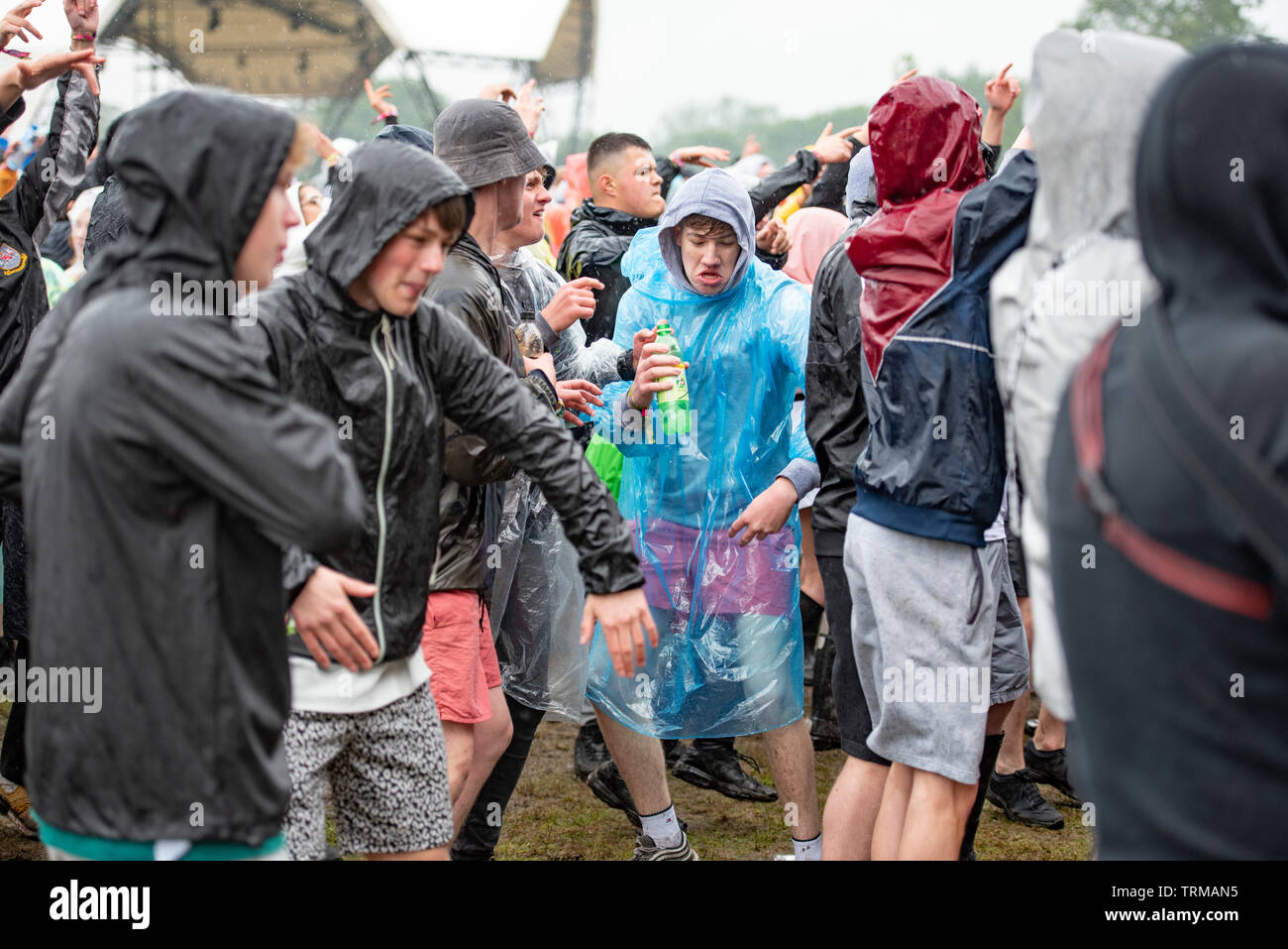 Manchester, Großbritannien. 08. Juni 2019. Festivalbesucher den Regen und Schlamm an Parklife Festival 2019, 2019-06-08 umfassen Stockfoto