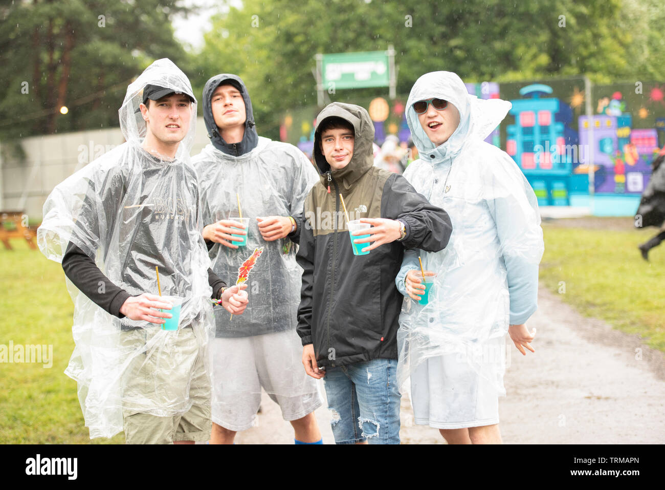 Manchester, Großbritannien. 08. Juni 2019. Festivalbesucher den Regen und Schlamm an Parklife Festival 2019, 2019-06-08 umfassen Stockfoto