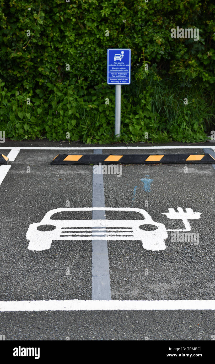 Ein Elektrofahrzeug aufladen Bucht und Parkplatz mit einem Symbol einer elektrisch angetriebene Auto auf dem Boden. Stockfoto