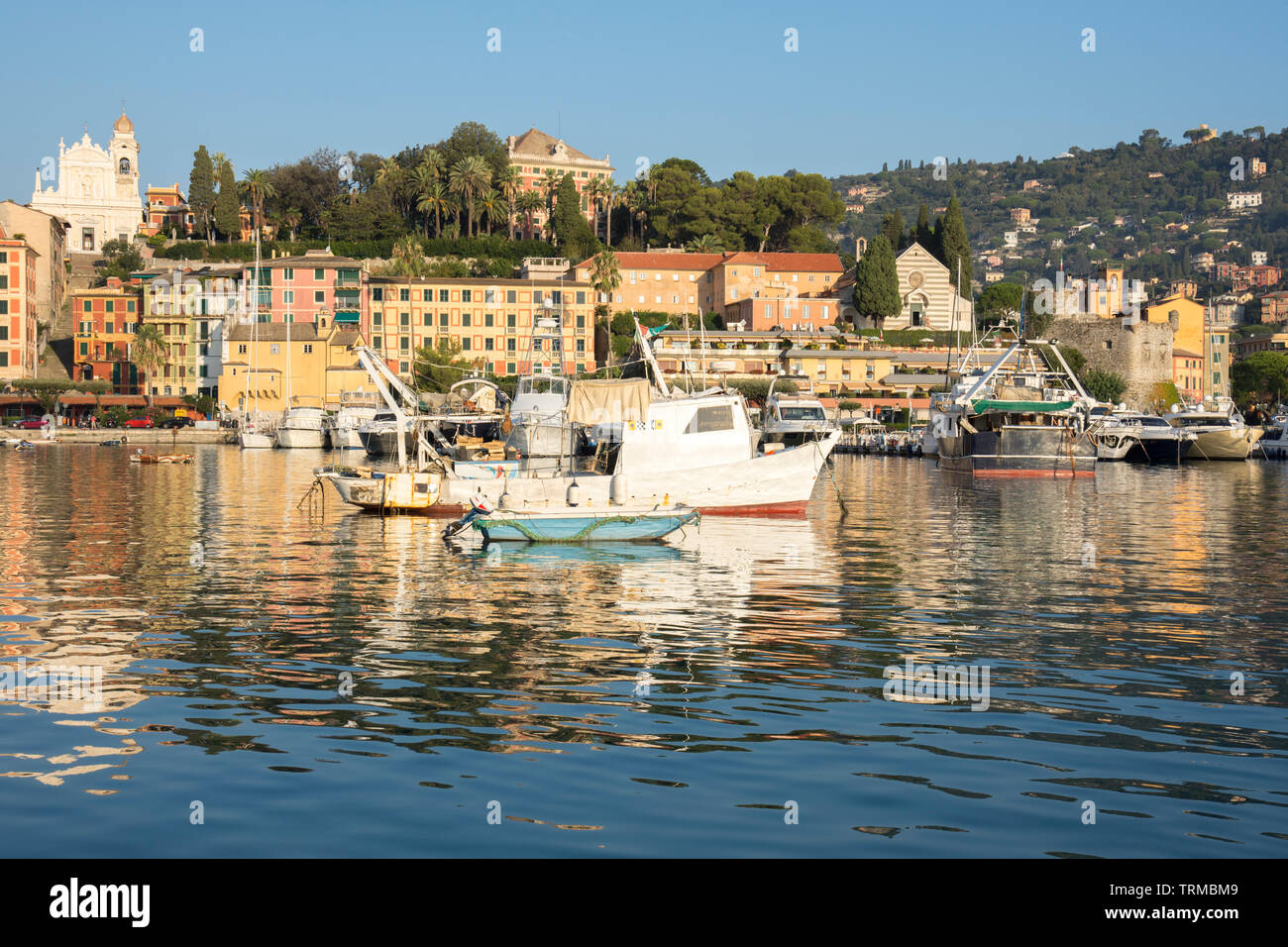 Landschaften, Häuser und Villen, die während einer Bootsfahrt an der Küste von Portofino in Genua in Italien gesehen Stockfoto