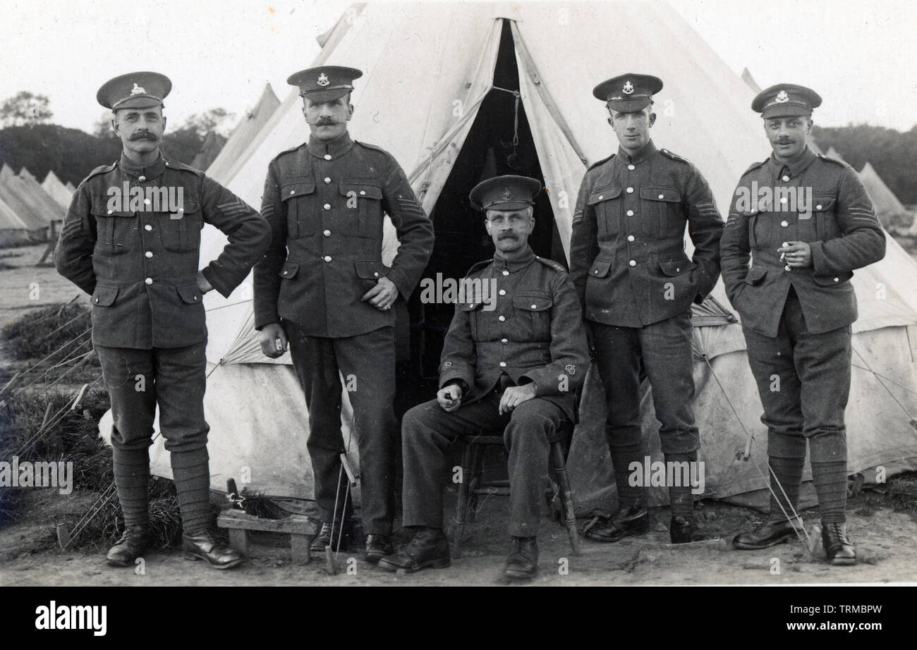 WW 1 Uniformierte Britische Offiziere im Camp. Vielleicht die Lincolnshire Regiment und die Nottinghamshire und Derbyshire Regiment (Sherwood Förster) Stockfoto