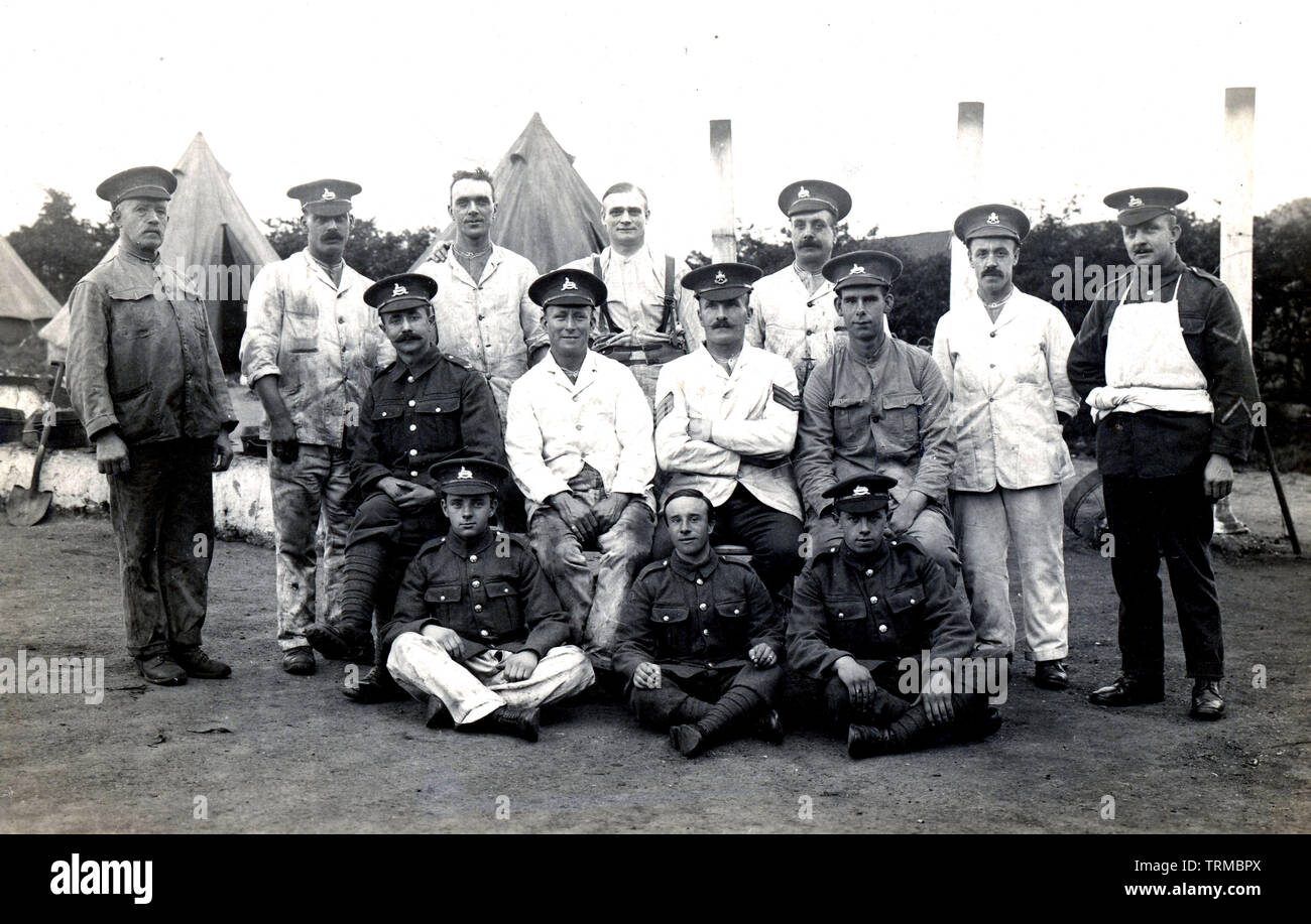 WW 1 Uniformierte Britische Offiziere im Camp. Vielleicht die Lincolnshire Regiment und die Nottinghamshire und Derbyshire Regiment (Sherwood Förster) Stockfoto