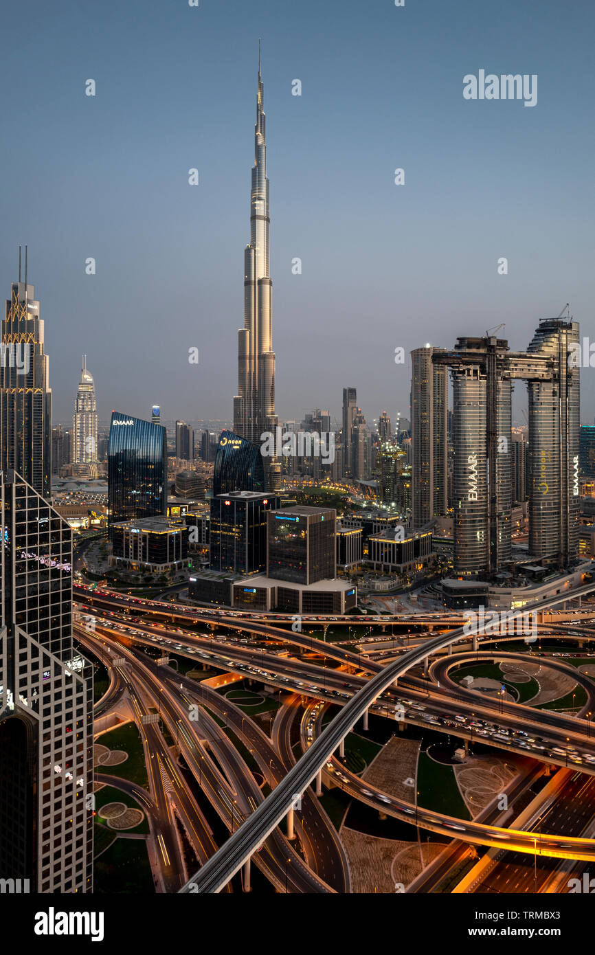 Der Burj Khalifa und der Innenstadt von Dubai einschließlich einer massiven Autobahn Interchange bei Sonnenuntergang Stockfoto