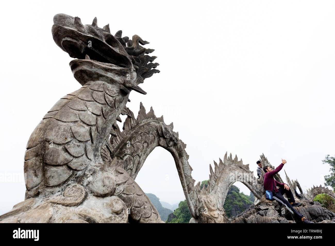 NINH BINH, VIETNAM - Februar 2019; der Drache im Mua Höhle Sicht Stockfoto