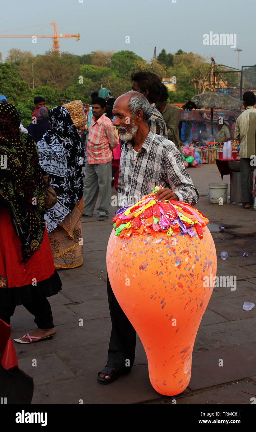 Ein alter Mann Verkauf von Ballons auf die Straßen Stockfoto