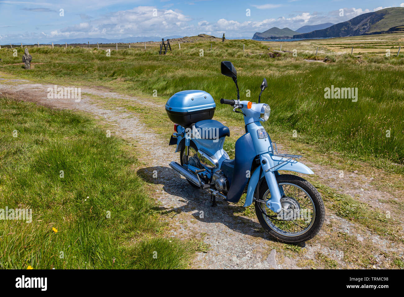 Honda 50 Cub auf unmarkierte Straße auf Valentia Island, County Kerry, Irland Stockfoto