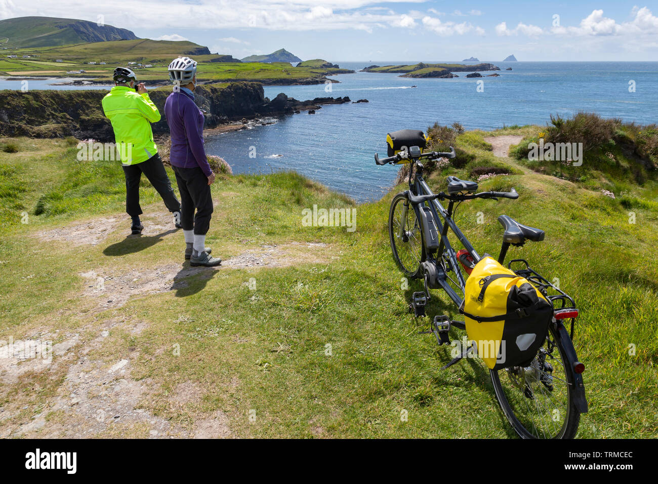 Senior Paar, ein Tandem Fahrrad, Valentia Island, County Kerry, Irland Stockfoto