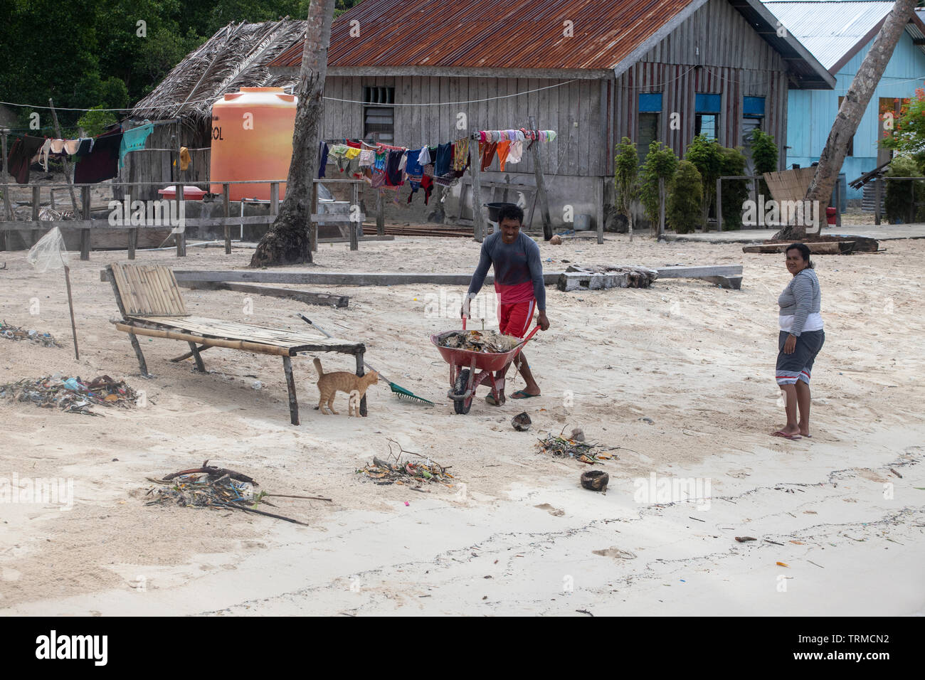 Insel Papua Dorfbewohner Clearing bis Kunststoff marine Müll am Strand gedumpten in Manyaifun während einer windigen Tag auf der Insel Batang Pele, West Wa Stockfoto